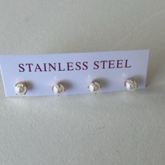 NWT Set of 2 Round Imitation Pear  Stud Earrings in Gold Tone - Picture 3 of 5